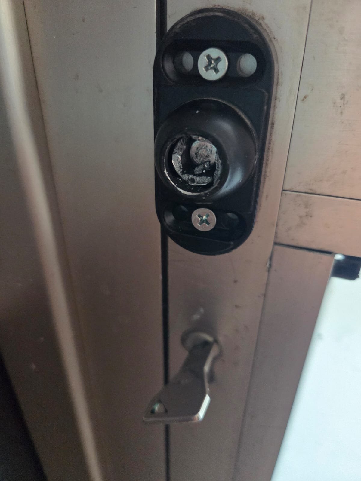 broken handle kapsalos limassol locksmith