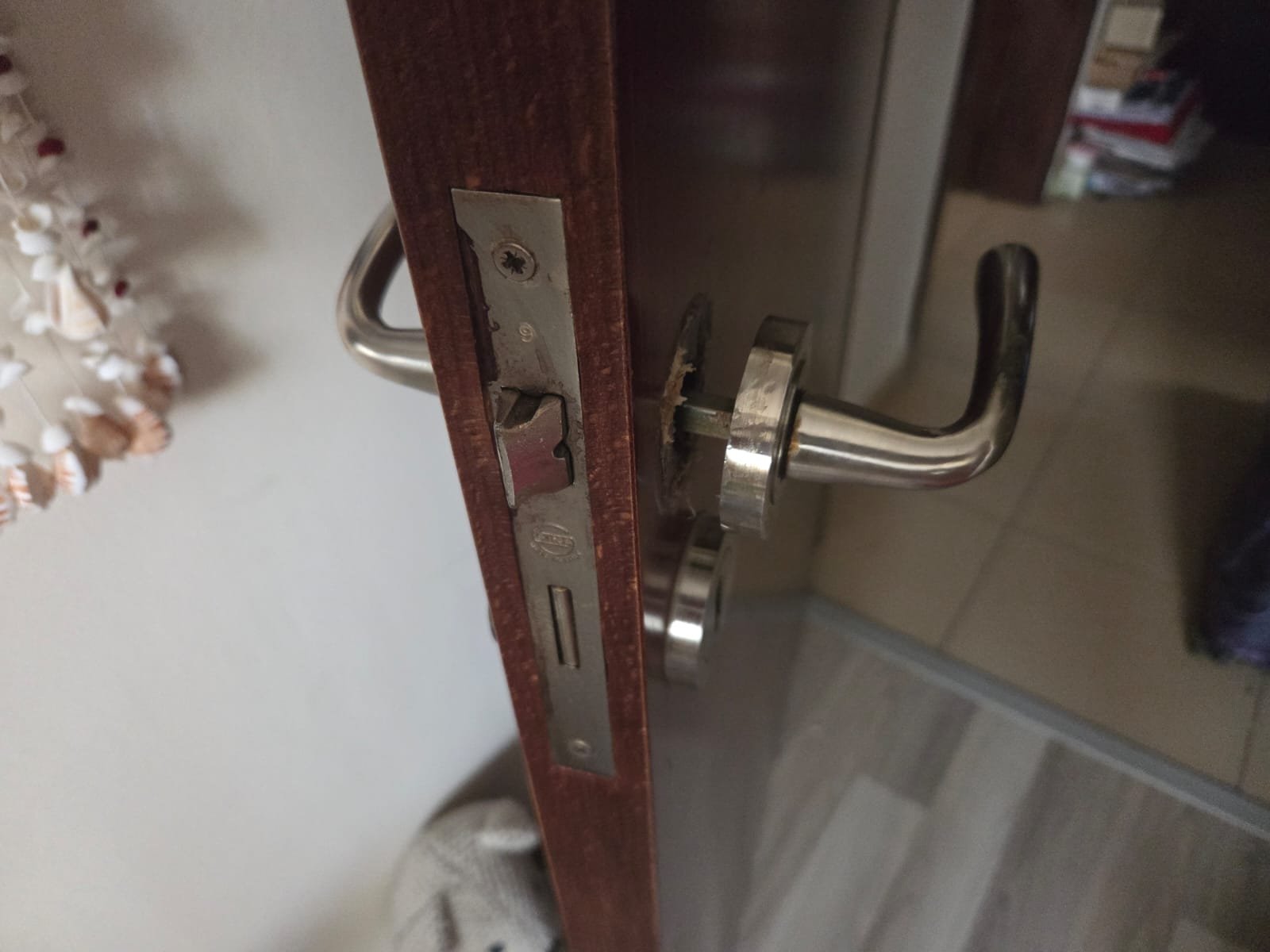 loose handle limassol locksmith